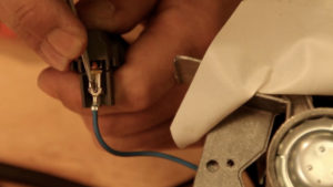 Vergessen Sie nicht die Kabelverbindung der neuen Kohlebürsten wieder herzustellen. 