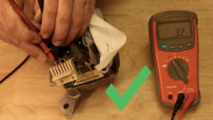 Ihr Multimeter sollte bei erneutem Test nun wieder Spannung anzeigen. 